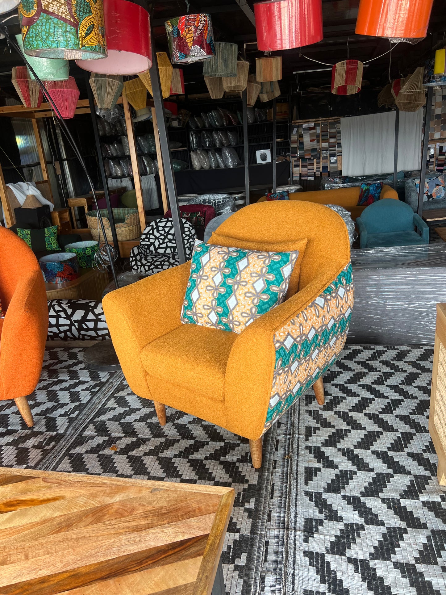 Accent chairs Kenya.Accent chairs Jiji.Accent chairs for living room.Best accent chairs kenya.Arm chairs for sale in Nairobi.