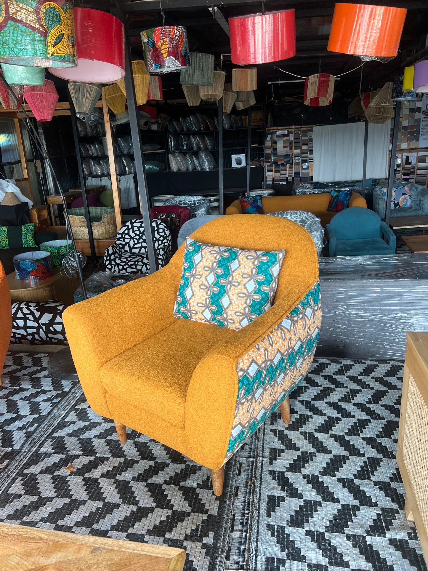 Accent chairs Kenya.Accent chairs Jiji.Accent chairs for living room.Best accent chairs kenya.Arm chairs for sale in Nairobi.