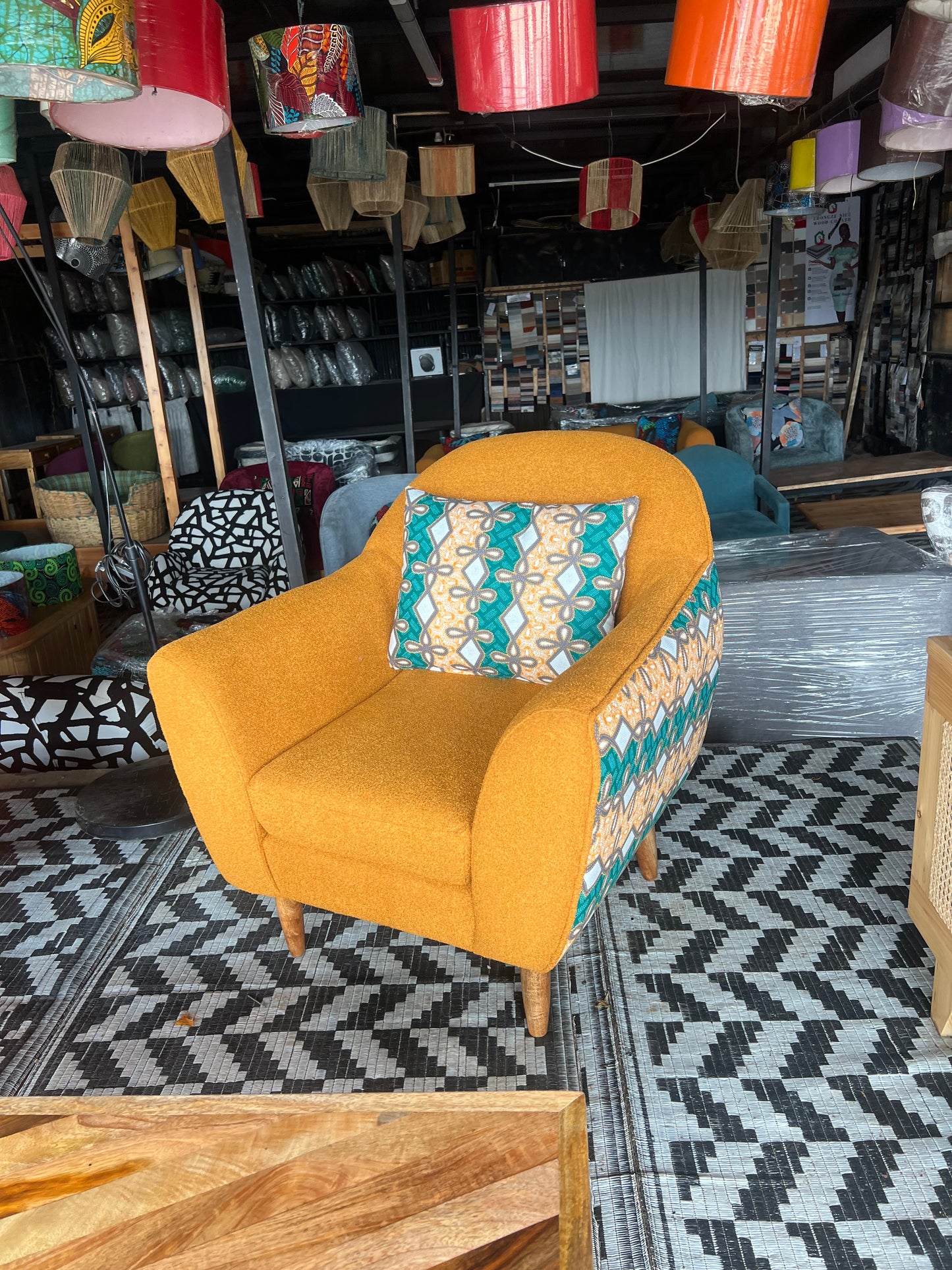 Accent chairs Kenya.Accent chairs Jiji.Accent chairs for living room.Best accent chairs kenya.Arm chairs for sale in Nairobi.