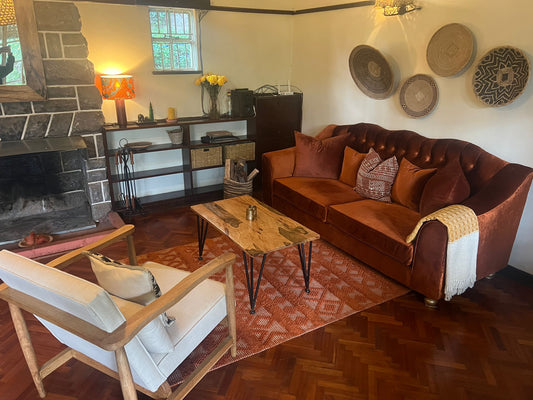 Mango wood coffee table with metal pin legs