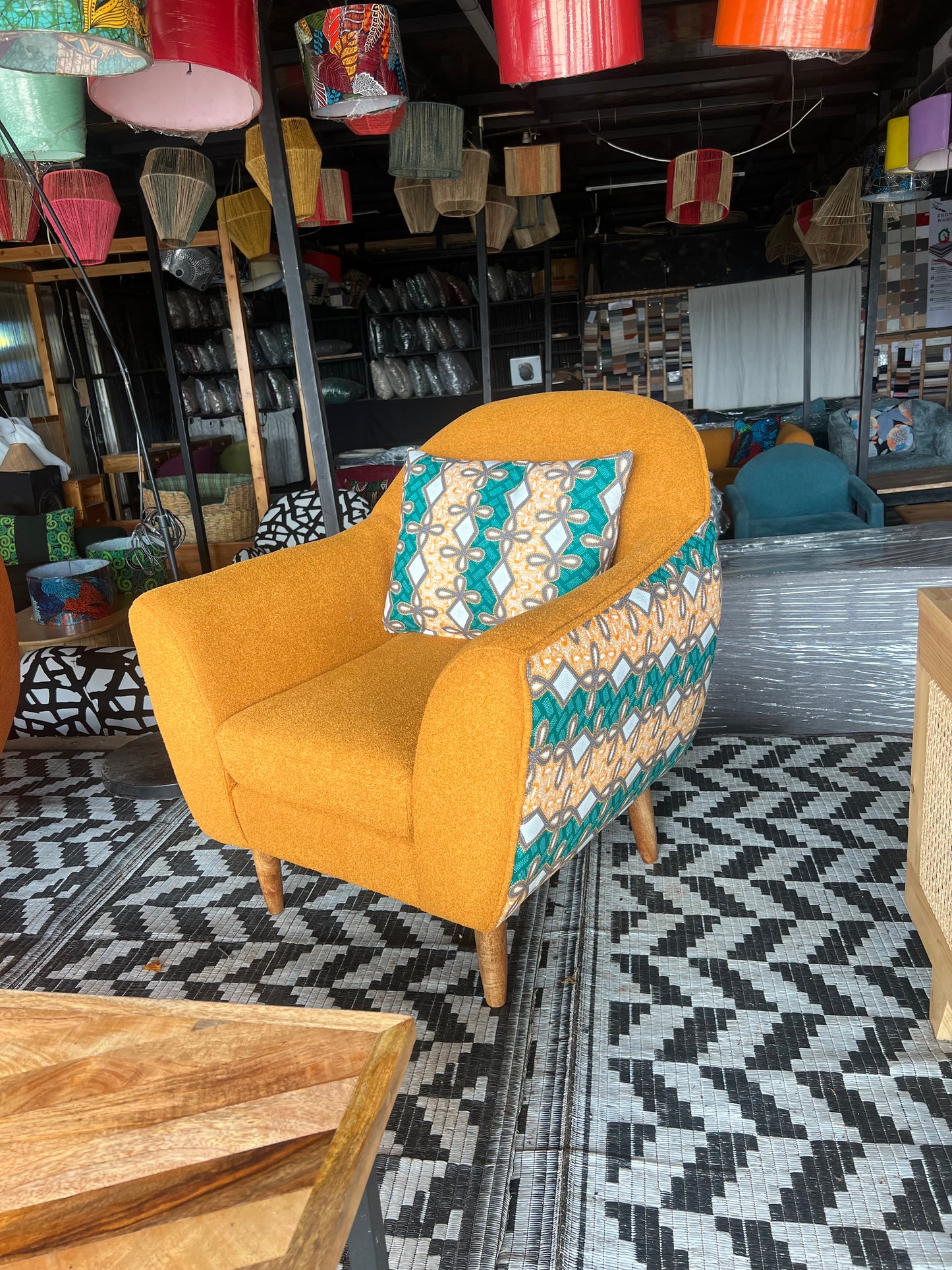 Accent chairs Kenya.Accent chairs Jiji.Accent chairs for living room.Best accent chairs kenya.Arm chairs for sale in Nairobi.
