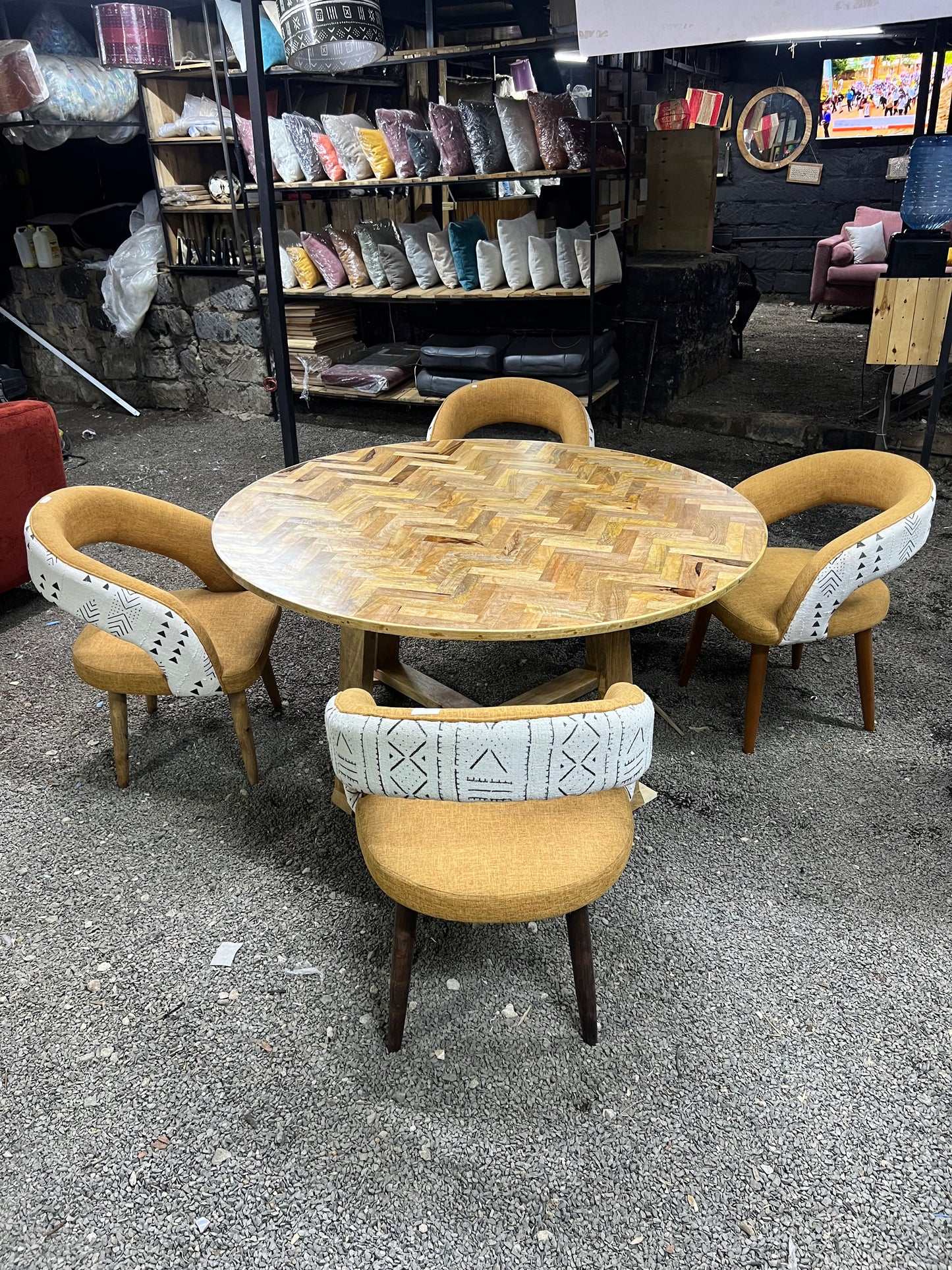 Mango wood pattern dining table with seats