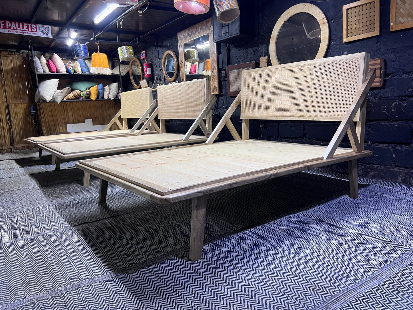 Meru oak bed
