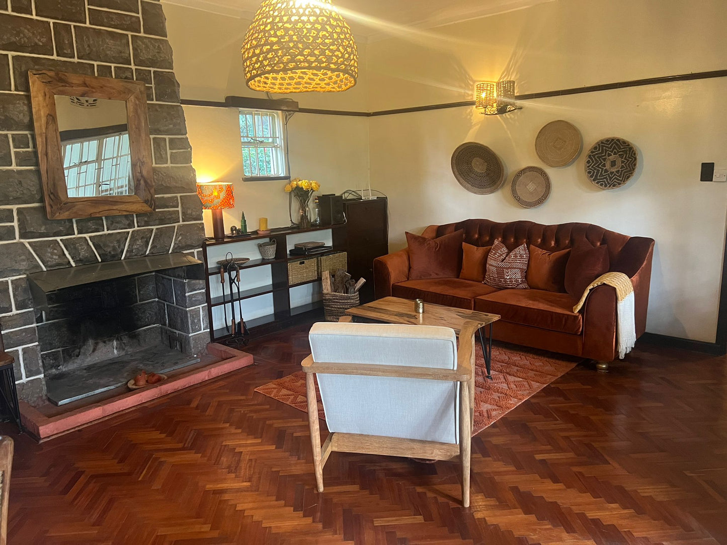 Mango wood coffee table with metal pin legs